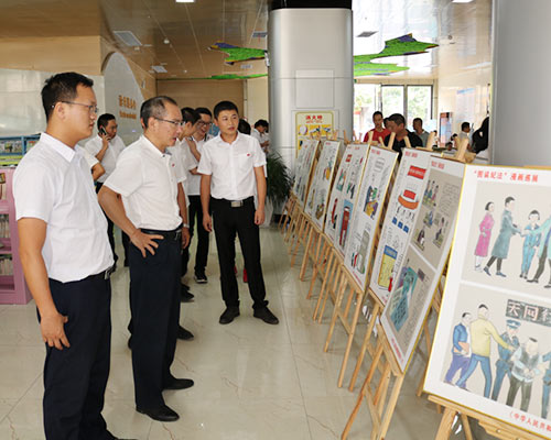 公司黨員干部職工參觀(guān)“圖說(shuō)紀法”漫畫(huà)巡展