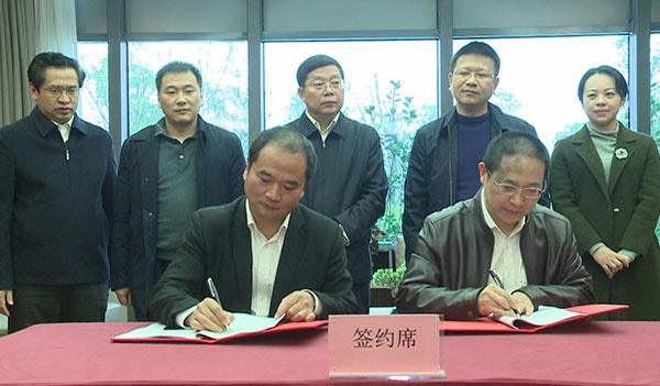 與珠海大橫琴集團簽訂合作協(xié)議，共同推進(jìn)南康露營(yíng)鎮和低密度文旅住宅項目。