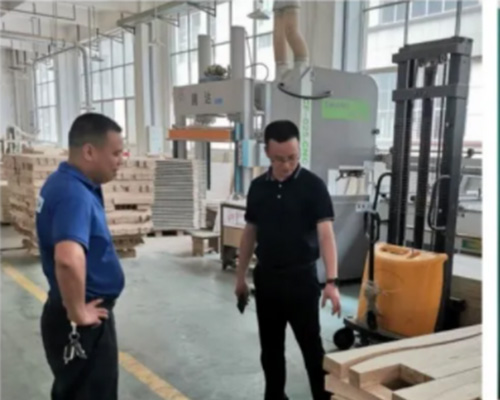 圖為營(yíng)銷(xiāo)服務(wù)團隊深入本地家具企業(yè)開(kāi)展調研工作