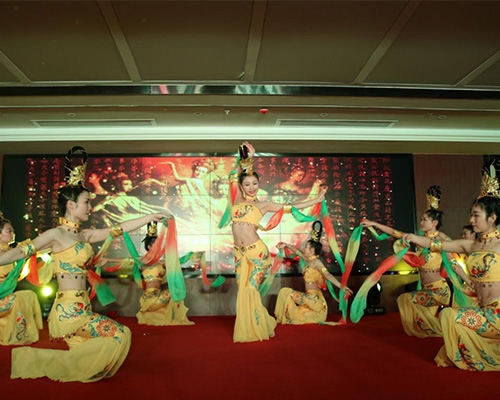 追夢(mèng)路上踏歌行 ——集團公司舉行2018年度表彰大會(huì )暨2019年迎新晚會(huì )