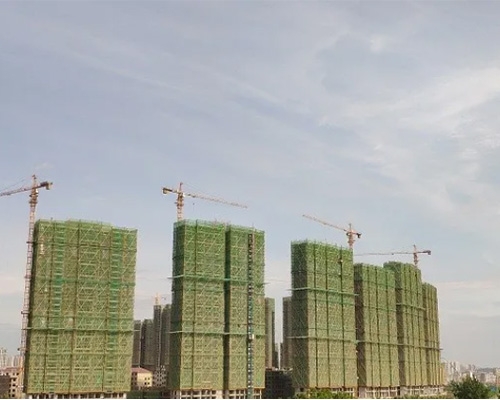 萬(wàn)丈高樓平地起   眾志成城為建設  ——記南康區濱江苑小區返遷房項目主體結構封頂