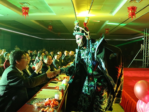每年舉辦年度頒獎盛典暨迎春晚會(huì )