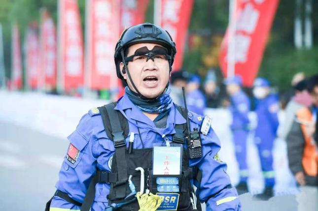 以榜樣為旗，篤行致遠踐初心