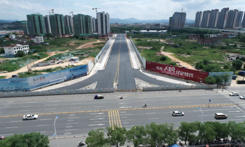 一區內交通要道——“紅木路”建成通車(chē)